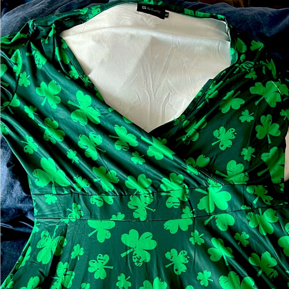 St Patrick Dress new never worn size is XL Ideal